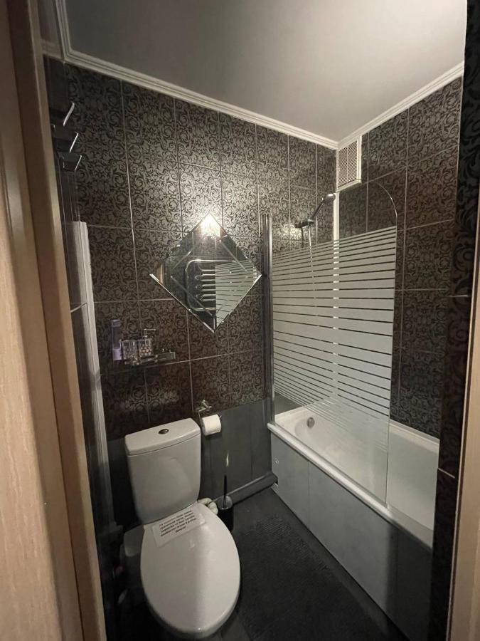 Modern Red Apartment Lviv Luaran gambar