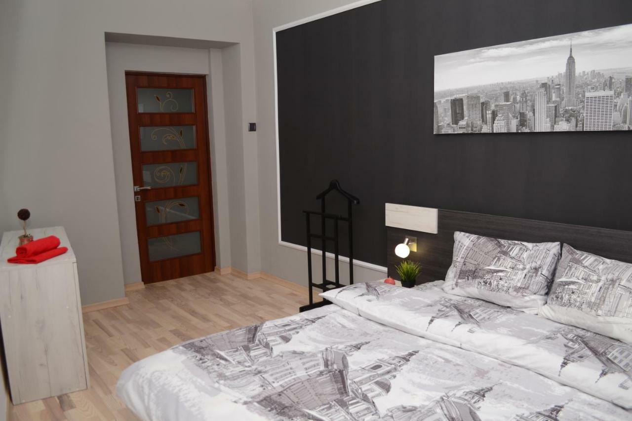 Modern Red Apartment Lviv Luaran gambar